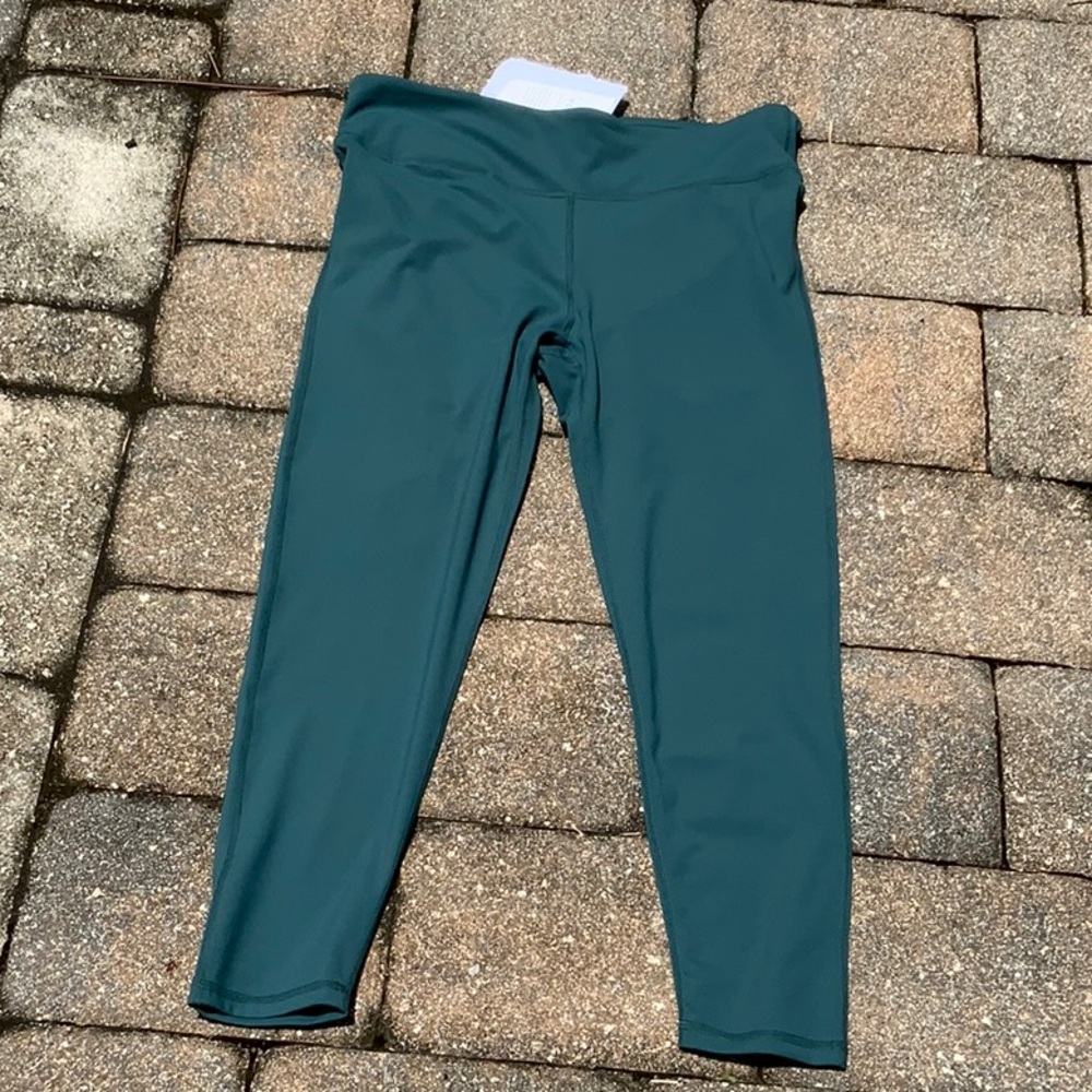 NEW WITH TAGS FABLETICS POWERFORM DHYANA CAPRI, SIZE LARGE
